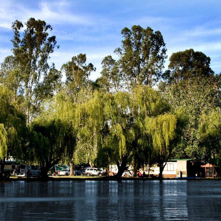 Cohuna Waterfront Holiday Park מראה חיצוני תמונה